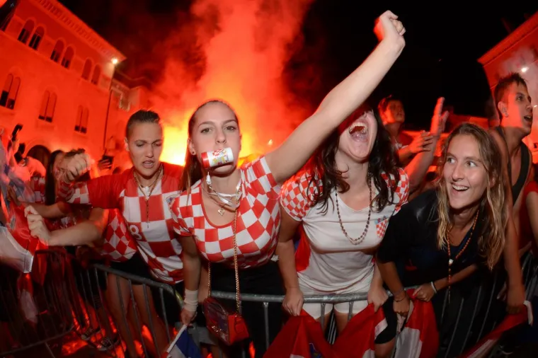 Deseci tisuća ljudi diljem Hrvatske slave ulazak Hrvatske u finale Svjetskog nogometnog prvenstva. Ori se pjesma, gore baklje, svi su noćas uz Vatrene