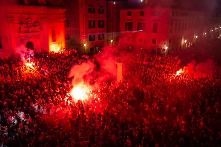 Deseci tisuća ljudi diljem Hrvatske slave ulazak Hrvatske u finale Svjetskog nogometnog prvenstva. Ori se pjesma, gore baklje, svi su noćas uz Vatrene