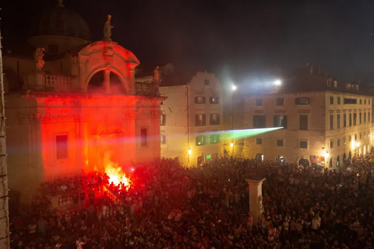 Deseci tisuća ljudi diljem Hrvatske slave ulazak Hrvatske u finale Svjetskog nogometnog prvenstva. Ori se pjesma, gore baklje, svi su noćas uz Vatrene