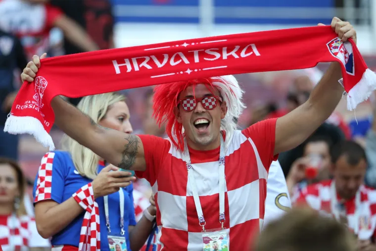 Navijači na tribinama čekaju početak polufinalnog susreta SP-a Hrvatska - Engleska