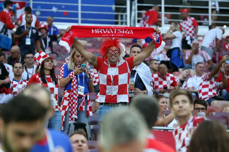 Navijači na tribinama čekaju početak polufinalnog susreta SP-a Hrvatska - Engleska