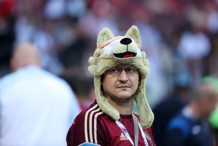 Navijači na tribinama čekaju početak polufinalnog susreta SP-a Hrvatska - Engleska