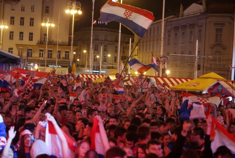 LUDNICA U ZAGREBU I ČITAVOJ ZEMLJI: Baklje, zastave i suze radosnice! Engleze smo vratili kući, nogomet stiže u Hrvatsku