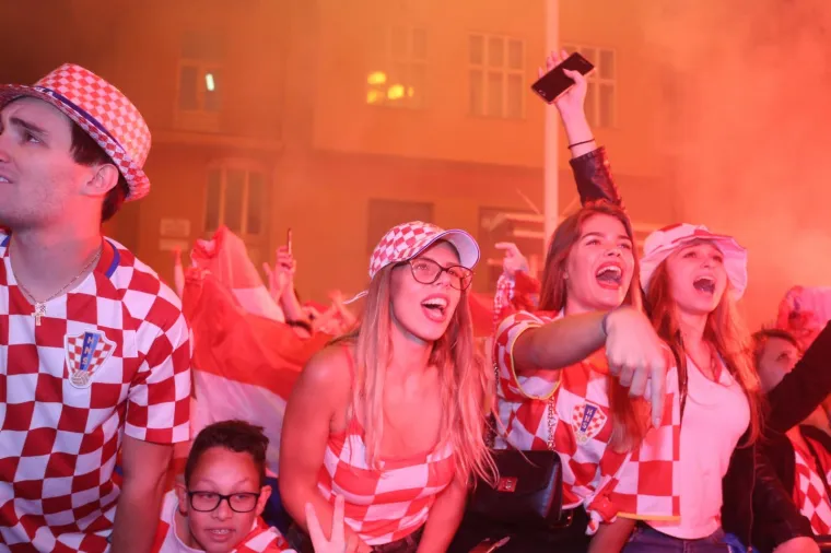 LUDNICA U ZAGREBU I ČITAVOJ ZEMLJI: Baklje, zastave i suze radosnice! Engleze smo vratili kući, nogomet stiže u Hrvatsku