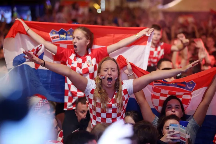LUDNICA U ZAGREBU I ČITAVOJ ZEMLJI: Baklje, zastave i suze radosnice! Engleze smo vratili kući, nogomet stiže u Hrvatsku