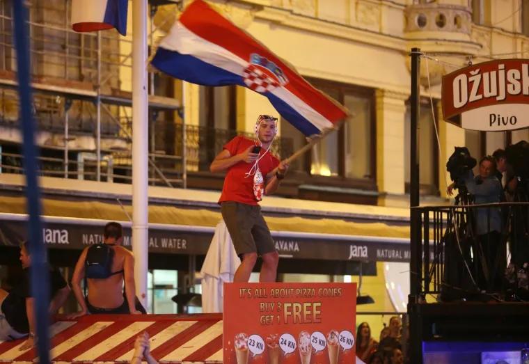 LUDNICA U ZAGREBU I ČITAVOJ ZEMLJI: Baklje, zastave i suze radosnice! Engleze smo vratili kući, nogomet stiže u Hrvatsku