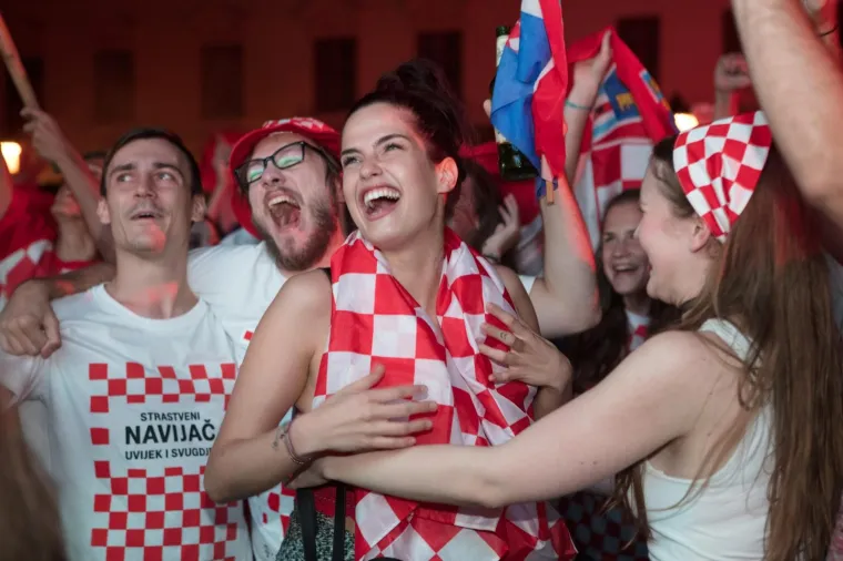 11.07.2018., Osijek - Navijaci u Tvrdji prate utakmicu polufinala izmedju Hrvatske i Engleske. 
Slavlje nakon pobjede Hrvatske i ulaska u finale. Photo: Dubravka Petric/PIXSELL