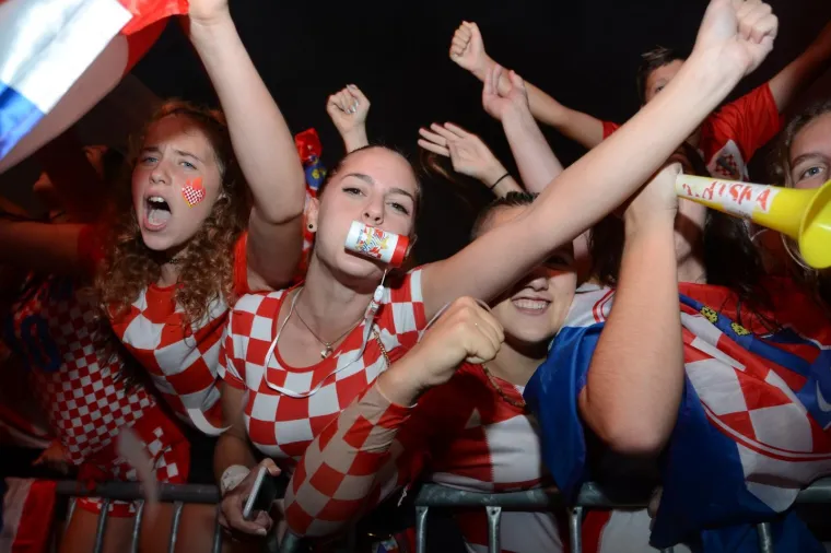 LUDNICA U ZAGREBU I ČITAVOJ ZEMLJI: Baklje, zastave i suze radosnice! Engleze smo vratili kući, nogomet stiže u Hrvatsku