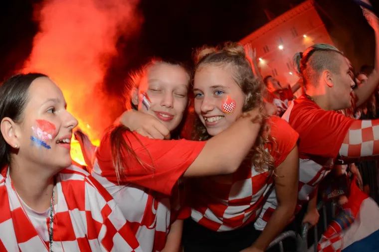 LUDNICA U ZAGREBU I ČITAVOJ ZEMLJI: Baklje, zastave i suze radosnice! Engleze smo vratili kući, nogomet stiže u Hrvatsku