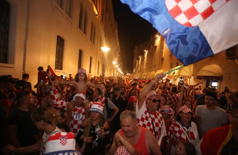 LUDNICA U ZAGREBU I ČITAVOJ ZEMLJI: Baklje, zastave i suze radosnice! Engleze smo vratili kući, nogomet stiže u Hrvatsku