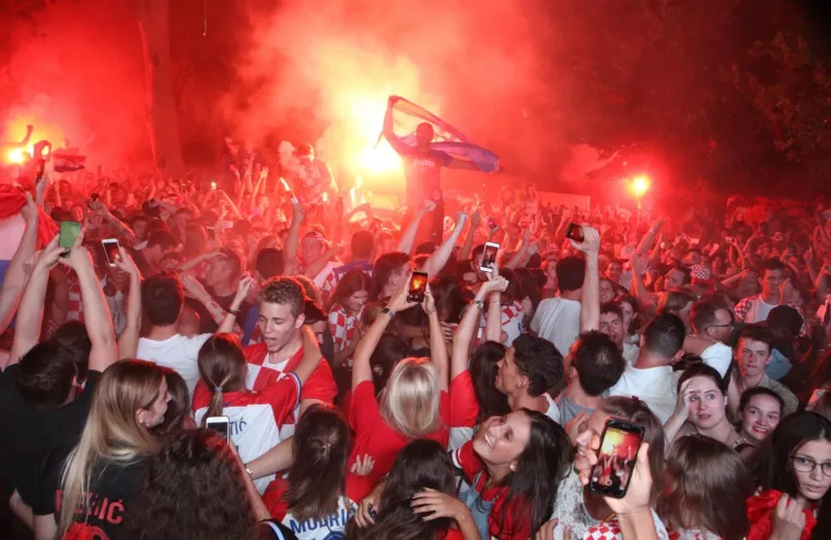 LUDNICA U ZAGREBU I ČITAVOJ ZEMLJI: Baklje, zastave i suze radosnice! Engleze smo vratili kući, nogomet stiže u Hrvatsku