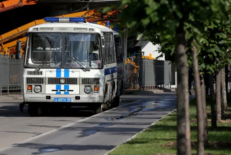 JAKE SNAGE OKO STADIONA: Raspoređene i postrojbe na konjima, ali jedna policajka plijenila pozornost