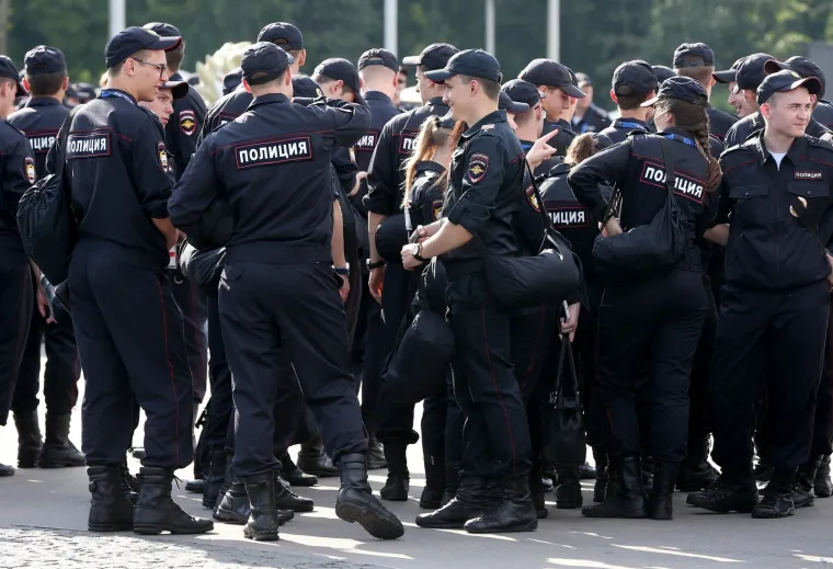 JAKE SNAGE OKO STADIONA: Raspoređene i postrojbe na konjima, ali jedna policajka plijenila pozornost