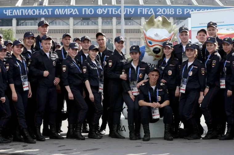 JAKE SNAGE OKO STADIONA: Raspoređene i postrojbe na konjima, ali jedna policajka plijenila pozornost