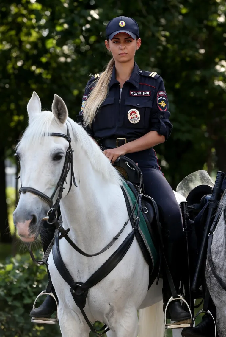 JAKE SNAGE OKO STADIONA: Raspoređene i postrojbe na konjima, ali jedna policajka plijenila pozornost