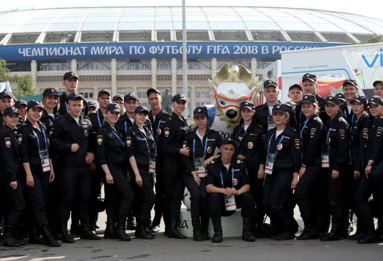 JAKE SNAGE OKO STADIONA: Raspoređene i postrojbe na konjima, ali jedna policajka plijenila pozornost