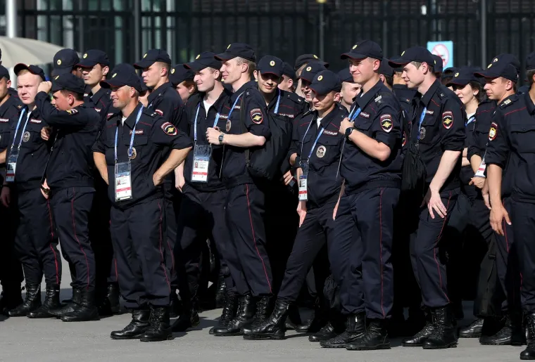 JAKE SNAGE OKO STADIONA: Raspoređene i postrojbe na konjima, ali jedna policajka plijenila pozornost
