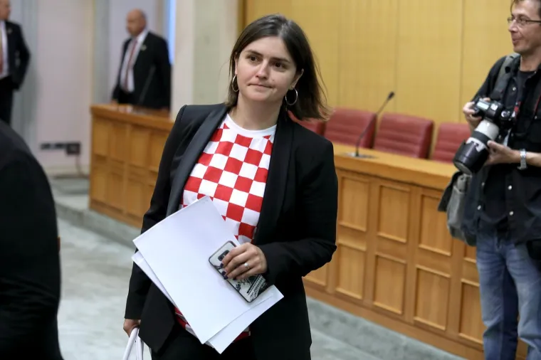 I saborske zastupnike je zahvatila navijačka groznica pa su na raspravu do&scaron;li prikladno odjeveni. Među njima je bila i zastupnica Marija Puh. Sabor RH je 8. sjednicu nastavio raspravom o izmjenama i dopunama Zakona o odgoju i obrazovanju u osnovnoj i srednjoj &scaron;koli.