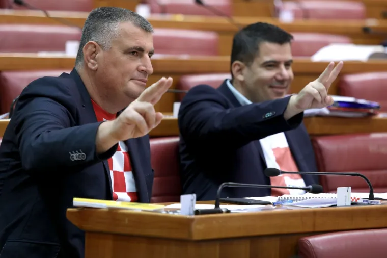 I SABOR PREPLAVILE KOCKICE: Zastupnici odjevnim kombinacijama pokazali strastven navijački duh