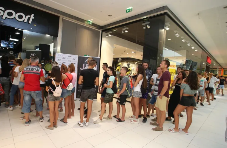 GUZATA JEN I ŽANAMARI ODMJERILE SNAGE: Nakon ovih prizora ćete se zapitati koja je ustvari prva guza Instagrama