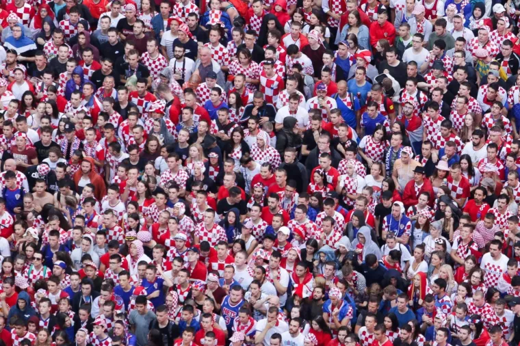 Pogled na Trg bana Josipa Jelačića gdje veliki broj hrvatskih navijaca prati polufinalnu utakmicu Svjetskog prvenstva Hrvatske i Engleske.
