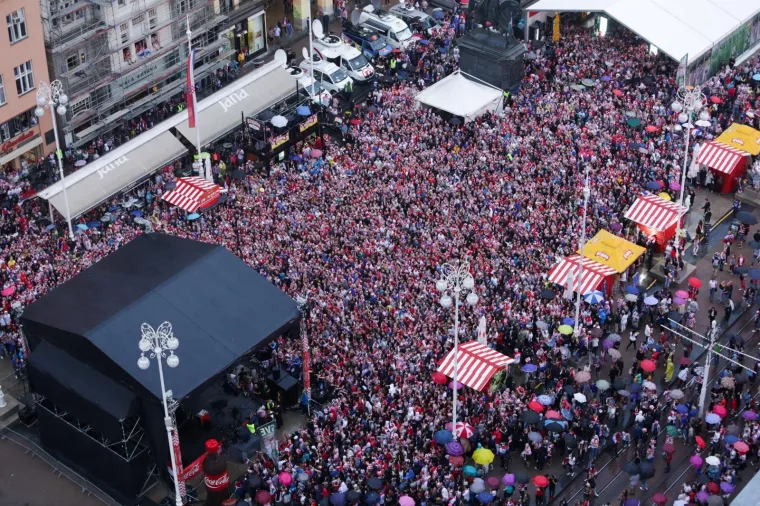 POGLED IZ ZRAKA GOVORI SVE: Navijači di&scaron;u kao jedan na glavnom zagrebačkom trgu