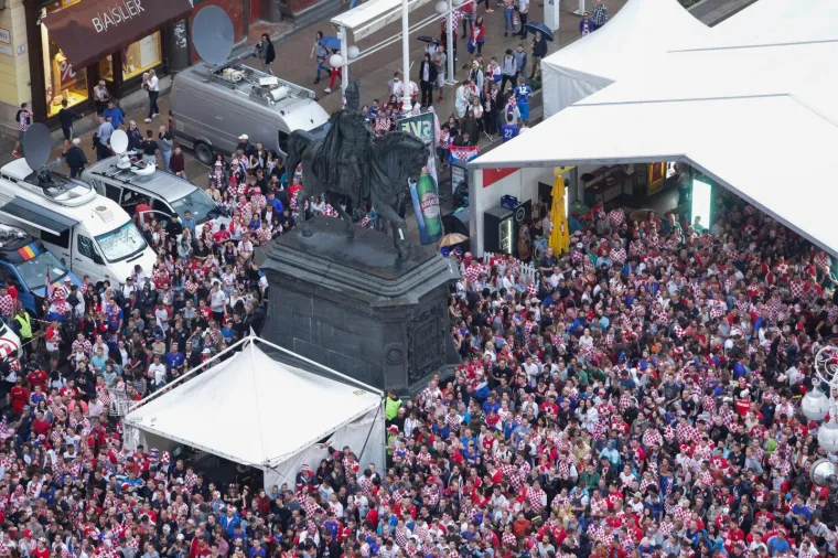 POGLED IZ ZRAKA GOVORI SVE: Navijači di&scaron;u kao jedan na glavnom zagrebačkom trgu