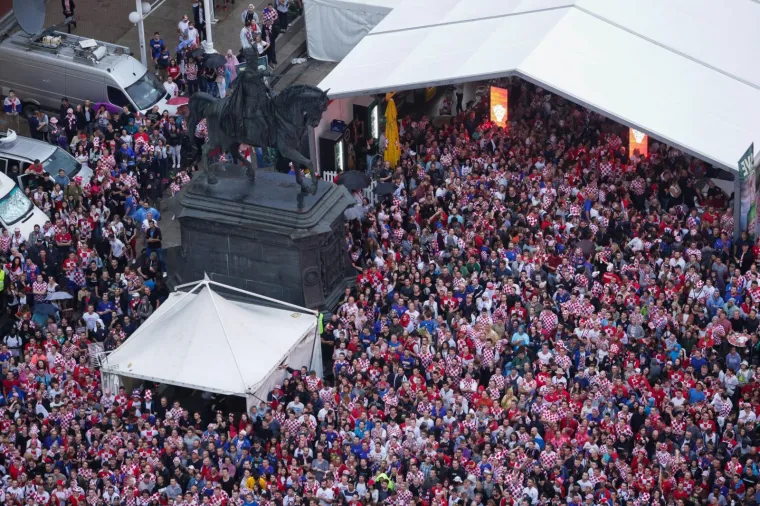 POGLED IZ ZRAKA GOVORI SVE: Navijači di&scaron;u kao jedan na glavnom zagrebačkom trgu