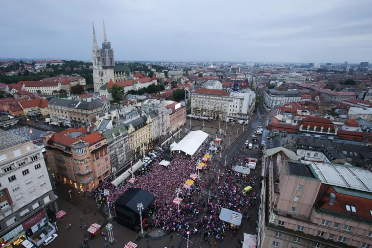 POGLED IZ ZRAKA GOVORI SVE: Navijači di&scaron;u kao jedan na glavnom zagrebačkom trgu