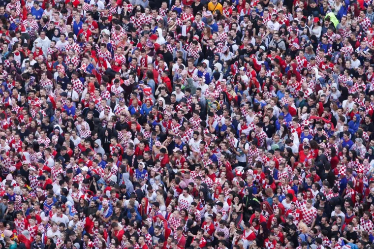 POGLED IZ ZRAKA GOVORI SVE: Navijači di&scaron;u kao jedan na glavnom zagrebačkom trgu