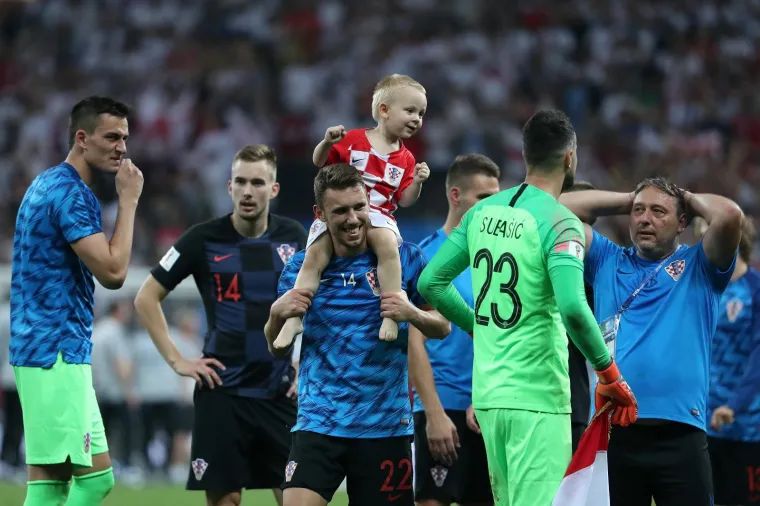 Vatreni su slavili sa svojom djecom.