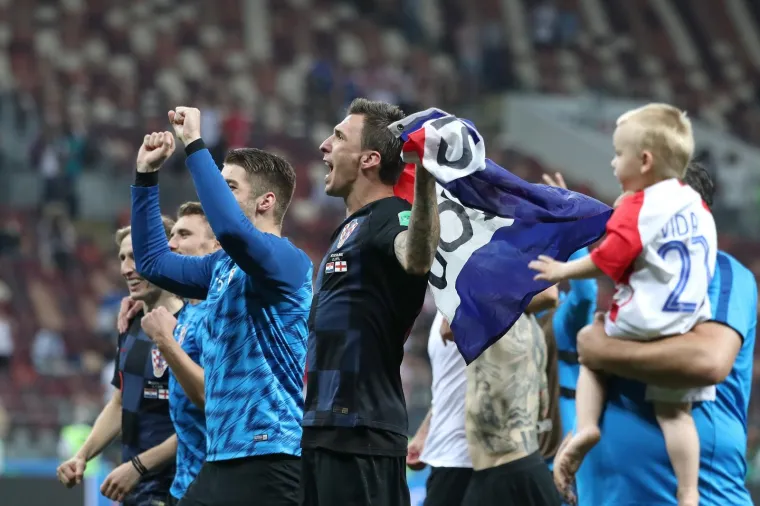 NOVA GENERACIJA VATRENIH: Senzacionalnu pobjedu proslavili s djecom