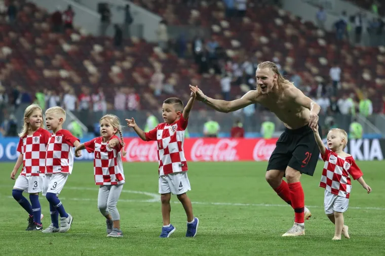 NOVA GENERACIJA VATRENIH: Senzacionalnu pobjedu proslavili s djecom