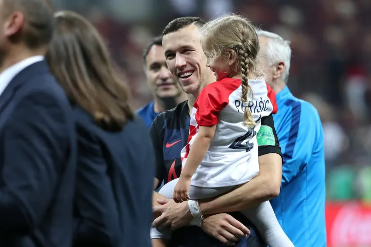 NOVA GENERACIJA VATRENIH: Senzacionalnu pobjedu proslavili s djecom