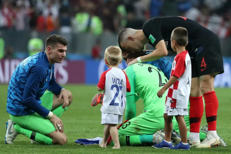 NOVA GENERACIJA VATRENIH: Senzacionalnu pobjedu proslavili s djecom