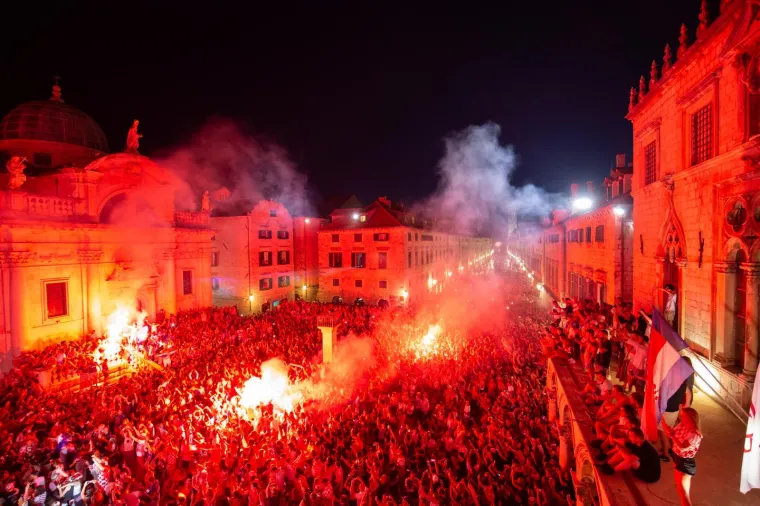Ispred crkve svetog Vlaha, Dubrovnik.