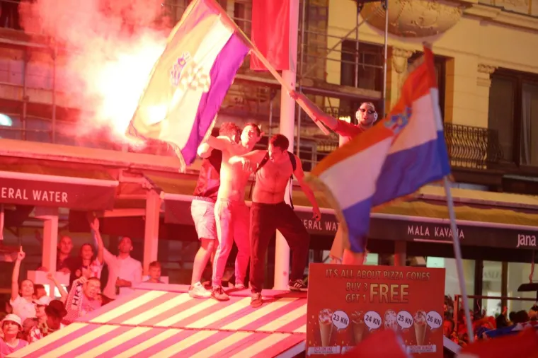 Zagreb - Na Trgu bana Josipa Jelačića navijači gledaju prijenos polufinale utakmice Svjetskog nogometnog prvenstva u Rusiji, izmedju Hrvatske i Engleske.