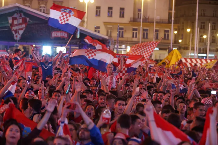 Na Trgu bana Josipa Jelačića navijači gledaju prijenos polufinale utakmice Svjetskog nogometnog prvenstva u Rusiji izmedju Hrvatske i Engleske.