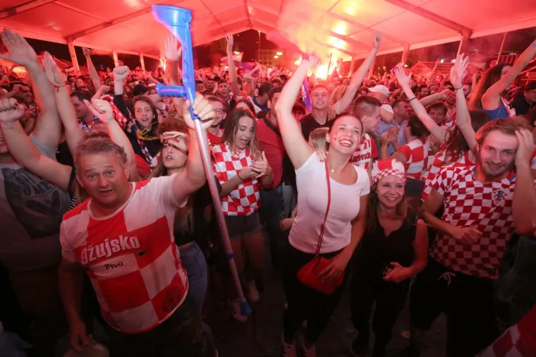 Navijači na Gatu Karoline Riječke slave pobjedu Hrvatske.