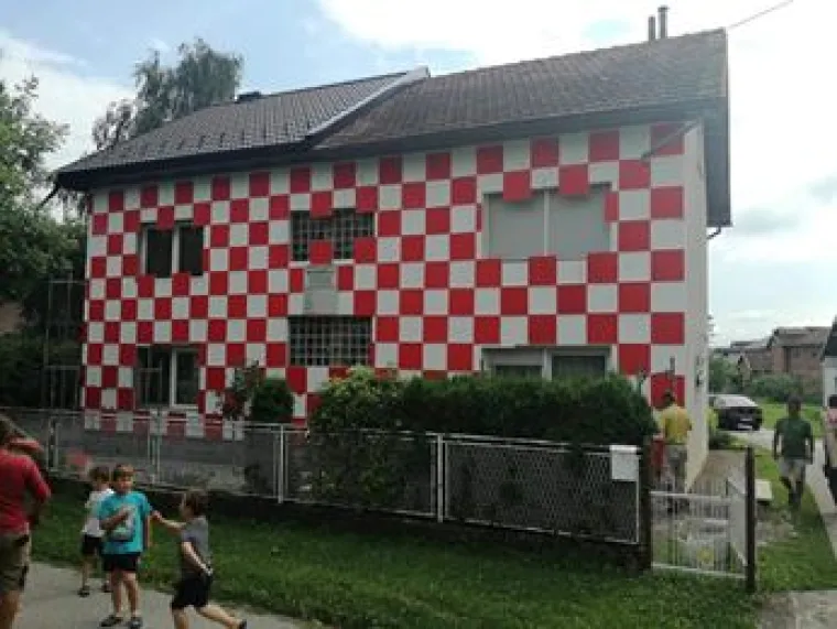 U Novskoj osvanula 'vatrena kuća': 'Radili smo fasadu i odlučili se malo opustiti'