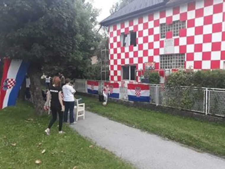 U Novskoj osvanula 'vatrena kuća': 'Radili smo fasadu i odlučili se malo opustiti'
