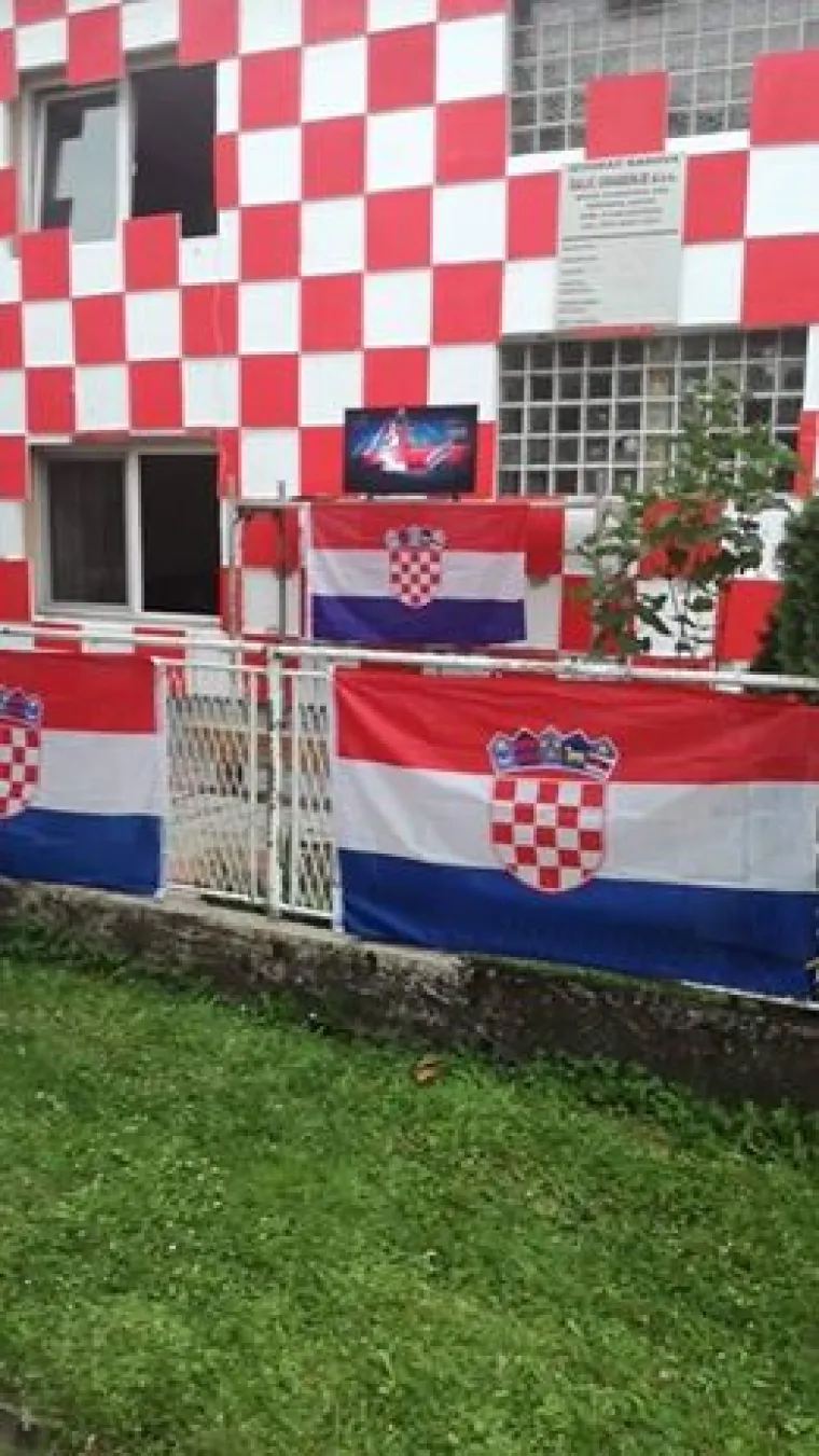 U Novskoj osvanula 'vatrena kuća': 'Radili smo fasadu i odlučili se malo opustiti'