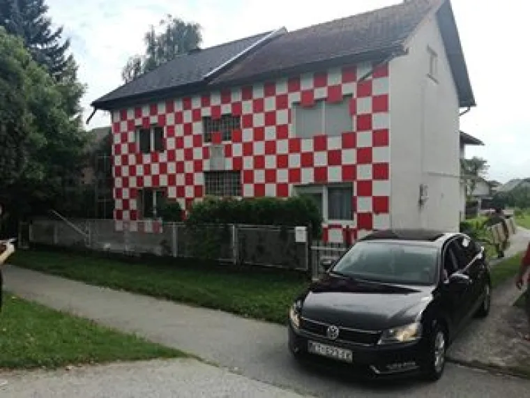 U Novskoj osvanula 'vatrena kuća': 'Radili smo fasadu i odlučili se malo opustiti'