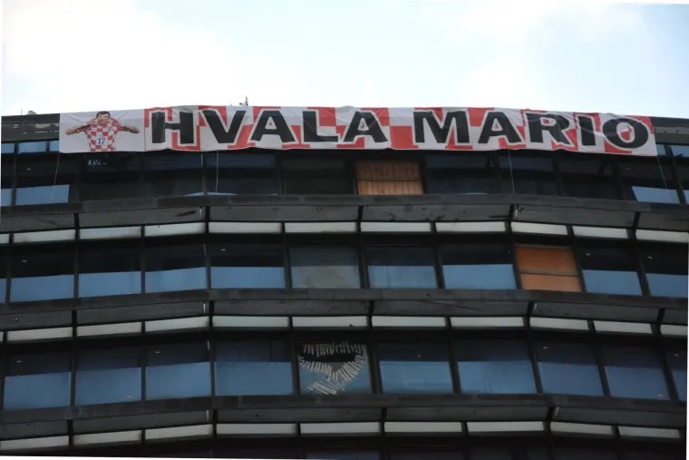 Brođani zahvalili Mariju Mandžukiću velikim transparentom "Hvala Mario" na vrhu poslovnog tornja Đuro Đaković. Jučer se nakon pobjede nad Engleskom i plasmana u finale svjetskog nogometnog prvenstva u Rusiji omotao hrvatskom zastavom na kojoj je pisalo "Slavonski Brod"
