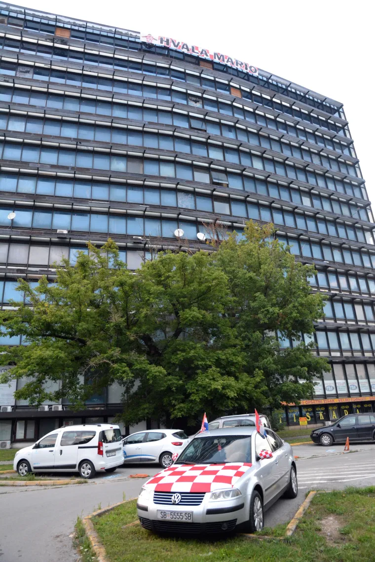 Brođani zahvalili Mariju Mandžukiću velikim transparentom "Hvala Mario" na vrhu poslovnog tornja Đuro Đaković. Jučer se nakon pobjede nad Engleskom i plasmana u finale svjetskog nogometnog prvenstva u Rusiji omotao hrvatskom zastavom na kojoj je pisalo "Slavonski Brod"