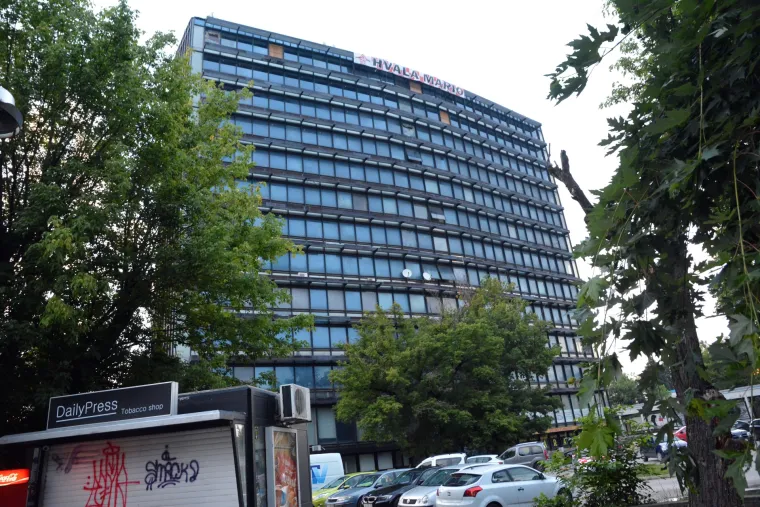 Brođani zahvalili Mariju Mandžukiću velikim transparentom "Hvala Mario" na vrhu poslovnog tornja Đuro Đaković. Jučer se nakon pobjede nad Engleskom i plasmana u finale svjetskog nogometnog prvenstva u Rusiji omotao hrvatskom zastavom na kojoj je pisalo "Slavonski Brod"