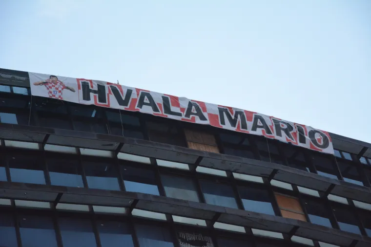Brođani zahvalili Mariju Mandžukiću velikim transparentom "Hvala Mario" na vrhu poslovnog tornja Đuro Đaković. Jučer se nakon pobjede nad Engleskom i plasmana u finale svjetskog nogometnog prvenstva u Rusiji omotao hrvatskom zastavom na kojoj je pisalo "Slavonski Brod"