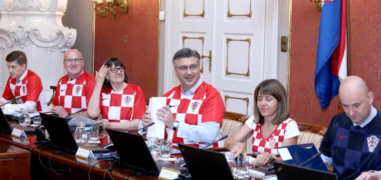 Nikad luđa sjednica Vlade: Ministri i premijer odjela zamijenili kockastim dresovima