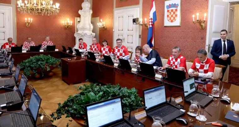 Nikad luđa sjednica Vlade: Ministri i premijer odjela zamijenili kockastim dresovima