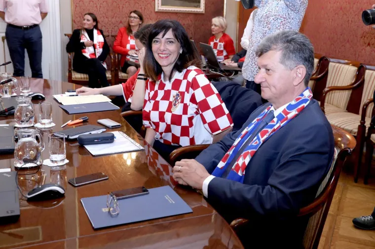 Nikad luđa sjednica Vlade: Ministri i premijer odjela zamijenili kockastim dresovima